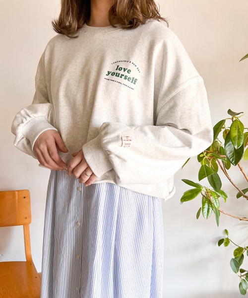 Mysa&Liina（ミーサリーナ）の「胸元ちびカレッジプリントショート丈スウェット（スウェット・レディース・杢グレー/オフホワイト/オレンジ・M）」の9枚目の写真