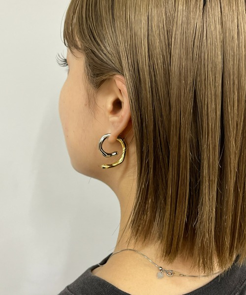 WHO'S WHO gallery（フーズフーギャラリー）の「カーブピアス（ピアス（両耳用）・レディース・シルバー・FREE）」の3枚目の写真