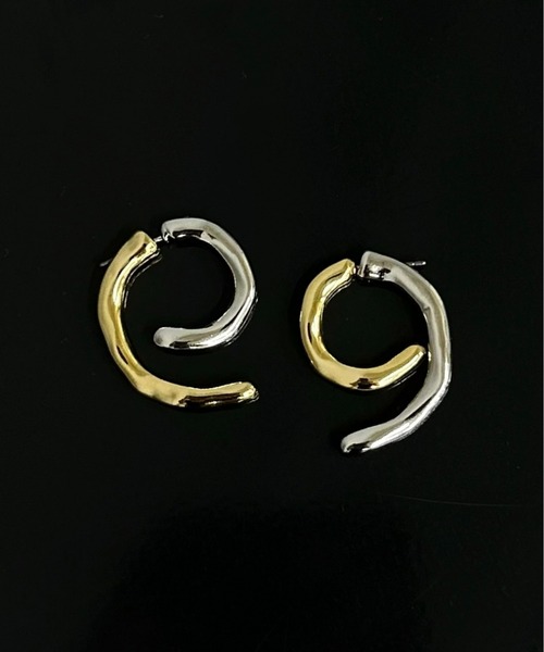WHO'S WHO gallery（フーズフーギャラリー）の「カーブピアス（ピアス（両耳用）・レディース・シルバー・FREE）」の4枚目の写真