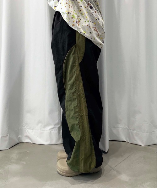 sedacle(セダクル)の「サイド切り替えナイロンルーズパンツ(カーゴパンツ・メンズ・ベージュ/ブラック・MEDIUM/LARGE)」の10枚目の写真