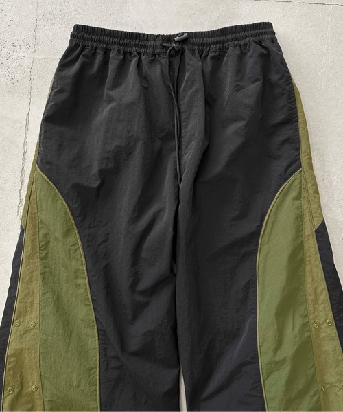 sedacle(セダクル)の「サイド切り替えナイロンルーズパンツ(カーゴパンツ・メンズ・ベージュ/ブラック・MEDIUM/LARGE)」の4枚目の写真