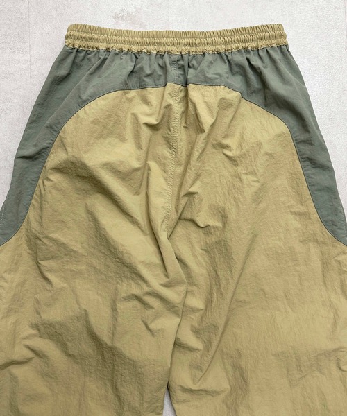 sedacle(セダクル)の「サイド切り替えナイロンルーズパンツ(カーゴパンツ・メンズ・ベージュ/ブラック・MEDIUM/LARGE)」の7枚目の写真