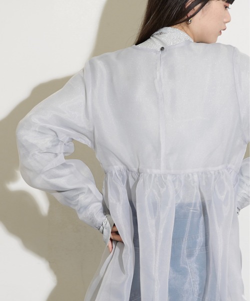 THE YOn(ザヨン)の「シアーオーガンデザインスリーブフレアドレス(ワンピース・レディース・タン/グレー/ブラック・FREE)」の4枚目の写真