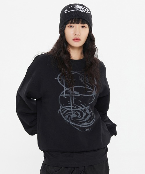 ROMANTIC CROWN(ロマンティッククラウン)の「A'GEM/9 × .kom『ROMANTIC CROWN/ロマンティッククラウン』SHINING EFFECT CREWNECK/シャイニングイフェクトクルーネックスウェット(スウェット・メンズ・ライトグレー/ブラック・M/L)」の2枚目の写真
