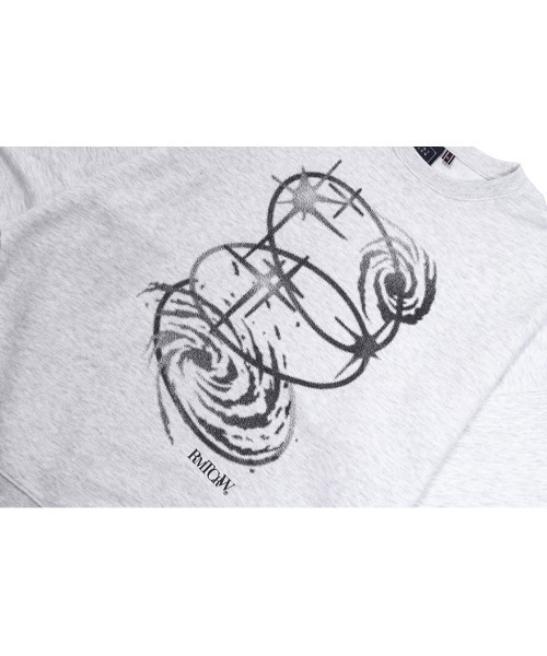 ROMANTIC CROWN(ロマンティッククラウン)の「A'GEM/9 × .kom『ROMANTIC CROWN/ロマンティッククラウン』SHINING EFFECT CREWNECK/シャイニングイフェクトクルーネックスウェット(スウェット・メンズ・ライトグレー/ブラック・M/L)」の3枚目の写真