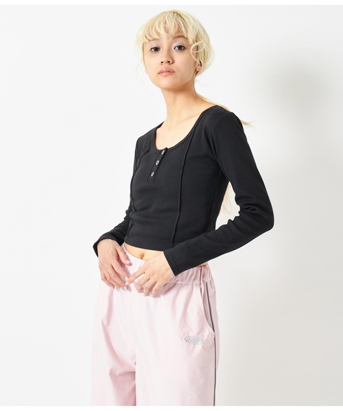 ANAP（アナップ）の「テレコリブヘンリーネックラインピンタックデザインロングスリーブトップス（Tシャツ/カットソー・レディース・グレー/ブラック/ホワイト・FREE）」の3枚目の写真