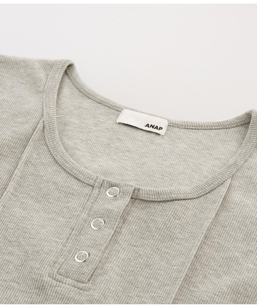 ANAP（アナップ）の「テレコリブヘンリーネックラインピンタックデザインロングスリーブトップス（Tシャツ/カットソー・レディース・グレー/ブラック/ホワイト・FREE）」の22枚目の写真