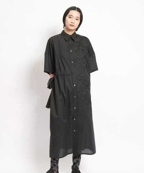 gomme(ゴム)の「テープエンブロ ライギャザブラウス(シャツワンピース・レディース・ブラック/ストライプ・MEDIUM)」の1枚目の写真