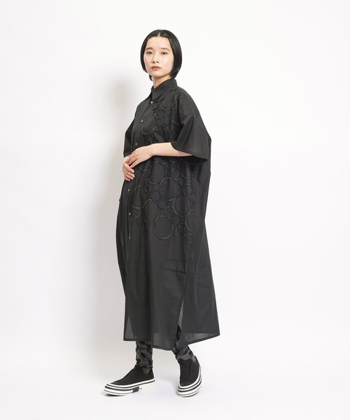 gomme(ゴム)の「テープエンブロ ライギャザブラウス(シャツワンピース・レディース・ブラック/ストライプ・MEDIUM)」の6枚目の写真