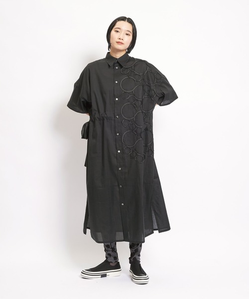 gomme(ゴム)の「テープエンブロ ライギャザブラウス(シャツワンピース・レディース・ブラック/ストライプ・MEDIUM)」の7枚目の写真