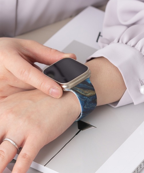 emonique(エモニーク)の「シリコン製 Apple Watch バンド マーブル柄 スマートウォッチバンド【38/40/41/42/44/45/49mm対応】(デジタル腕時計・レディース・ブラック/ネイビー/グレー/ピンク/グレー系その他/チャコール・42/38)」の6枚目の写真
