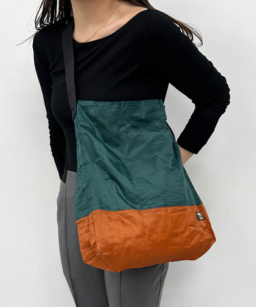 U by SPICK&SPAN(ユーバイスピックアンドスパン)の「【L.L.Bean/エルエルビーン】 フォールダブルエコバッグ(ショルダーバッグ・レディース・ネイビー/サックスブルー・FREE)」の2枚目の写真
