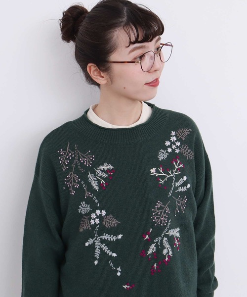 l'atelier du savon（アトリエドサボン）の「さんぽ道の植物　ハンド刺繍プルオーバー（ニット/セーター・レディース・グリーン/グレー・FREE）」の2枚目の写真