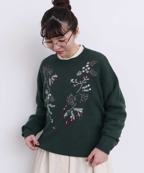 l'atelier du savon（アトリエドサボン）の「さんぽ道の植物　ハンド刺繍プルオーバー（ニット/セーター・レディース・グリーン/グレー・FREE）」の5枚目の写真