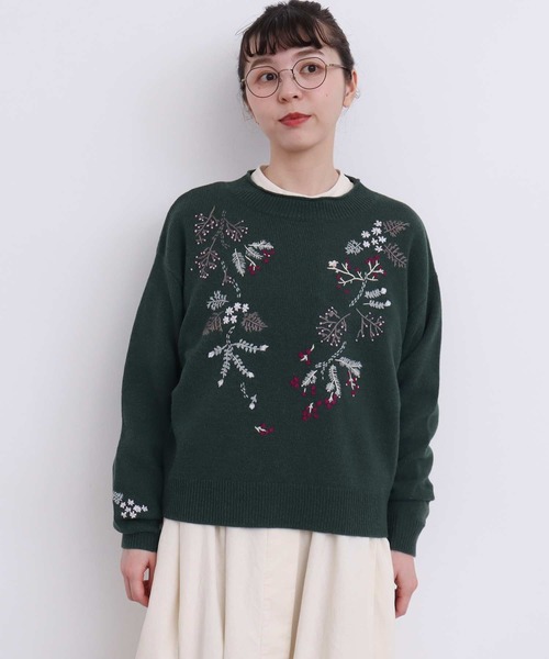 l'atelier du savon（アトリエドサボン）の「さんぽ道の植物　ハンド刺繍プルオーバー（ニット/セーター・レディース・グリーン/グレー・FREE）」の4枚目の写真
