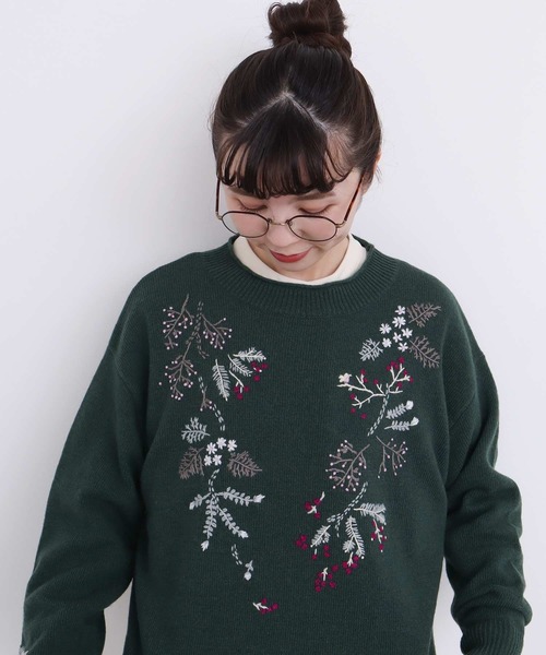 l'atelier du savon（アトリエドサボン）の「さんぽ道の植物　ハンド刺繍プルオーバー（ニット/セーター・レディース・グリーン/グレー・FREE）」の10枚目の写真