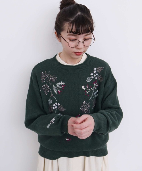l'atelier du savon（アトリエドサボン）の「さんぽ道の植物　ハンド刺繍プルオーバー（ニット/セーター・レディース・グリーン/グレー・FREE）」の6枚目の写真