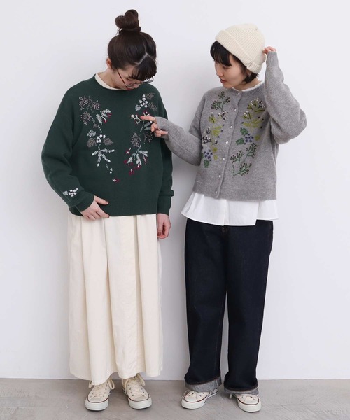 l'atelier du savon（アトリエドサボン）の「さんぽ道の植物　ハンド刺繍プルオーバー（ニット/セーター・レディース・グリーン/グレー・FREE）」の3枚目の写真