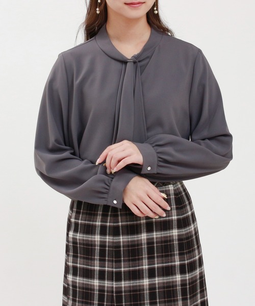 TRUDEA(トルディア)の「アシメラッフルハトメ使いボウタイブラウス(シャツ/ブラウス・レディース・ブルーグリーン/ホワイト/チャコールグレー・MEDIUM/LARGE)」の2枚目の写真