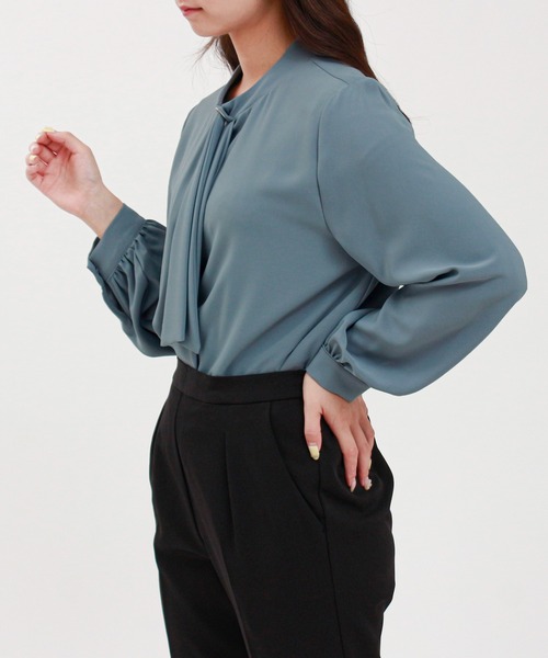 TRUDEA(トルディア)の「アシメラッフルハトメ使いボウタイブラウス(シャツ/ブラウス・レディース・ブルーグリーン/ホワイト/チャコールグレー・MEDIUM/LARGE)」の6枚目の写真