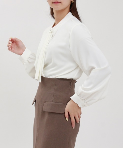 TRUDEA(トルディア)の「アシメラッフルハトメ使いボウタイブラウス(シャツ/ブラウス・レディース・ブルーグリーン/ホワイト/チャコールグレー・MEDIUM/LARGE)」の12枚目の写真