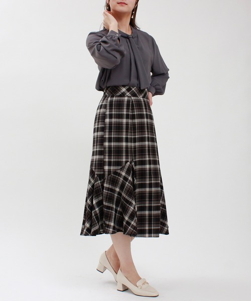 TRUDEA(トルディア)の「アシメラッフルハトメ使いボウタイブラウス(シャツ/ブラウス・レディース・ブルーグリーン/ホワイト/チャコールグレー・MEDIUM/LARGE)」の20枚目の写真