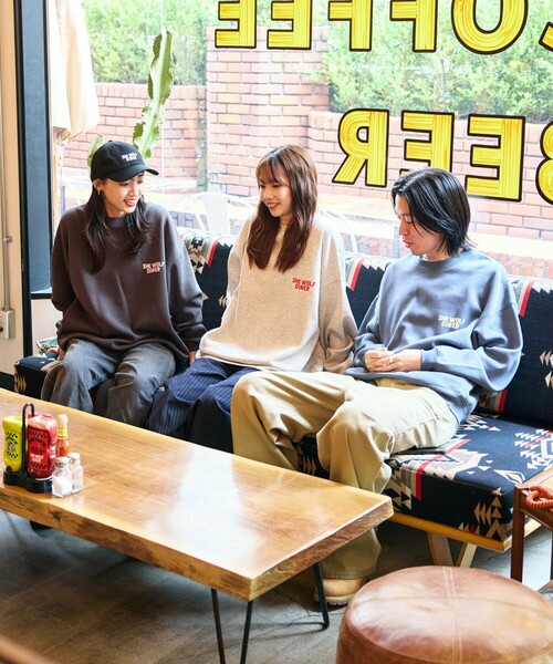 FREAK'S STORE（フリークスストア）の「限定展開 SHE WOLF DINER×FREAK'S STORE/シーウルフダイナー 別注 ビッグシルエット バックプリント クルーネックスウェット/CAR（スウェット・メンズ・グレイッシュブルー/アッシュグレー/ブラック・SMALL/LARGE/MEDIUM）」の4枚目の写真