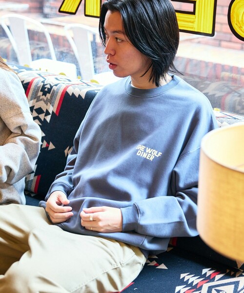 FREAK'S STORE（フリークスストア）の「限定展開 SHE WOLF DINER×FREAK'S STORE/シーウルフダイナー 別注 ビッグシルエット バックプリント クルーネックスウェット/CAR（スウェット・メンズ・グレイッシュブルー/アッシュグレー/ブラック・SMALL/LARGE/MEDIUM）」の10枚目の写真