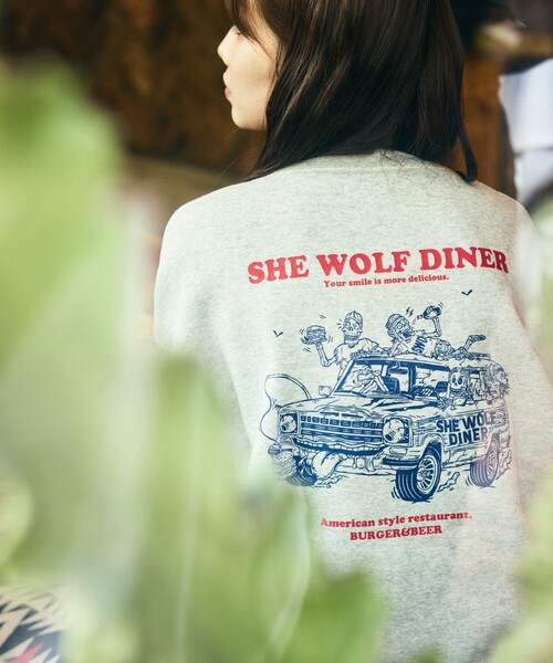 FREAK'S STORE（フリークスストア）の「限定展開 SHE WOLF DINER×FREAK'S STORE/シーウルフダイナー 別注 ビッグシルエット バックプリント クルーネックスウェット/CAR（スウェット・メンズ・グレイッシュブルー/アッシュグレー/ブラック・SMALL/LARGE/MEDIUM）」の21枚目の写真