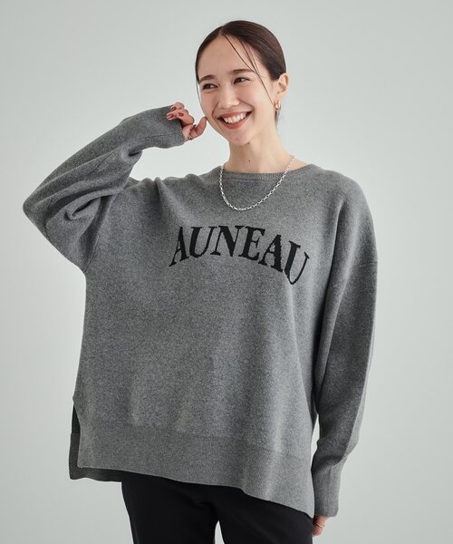 SHOO・LA・RUE（シューラルー）の「◆【洗える/S-LL/ちくちくしにくい】優しい風合いのロゴニット（ニット/セーター・レディース・ブルー/アイボリー/グレー/ブラウン系・02/01/03/04）」の5枚目の写真