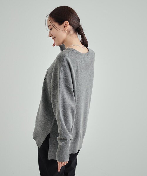 SHOO・LA・RUE（シューラルー）の「◆【洗える/S-LL/ちくちくしにくい】優しい風合いのロゴニット（ニット/セーター・レディース・ブルー/アイボリー/グレー/ブラウン系・02/01/03/04）」の6枚目の写真