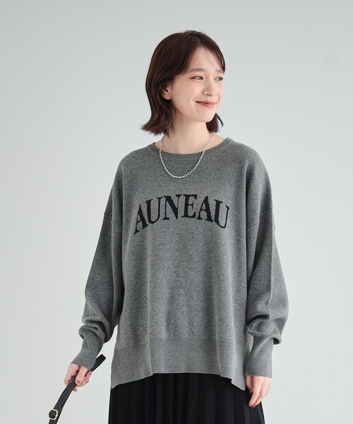 SHOO・LA・RUE（シューラルー）の「◆【洗える/S-LL/ちくちくしにくい】優しい風合いのロゴニット（ニット/セーター・レディース・ブルー/アイボリー/グレー/ブラウン系・02/01/03/04）」の7枚目の写真