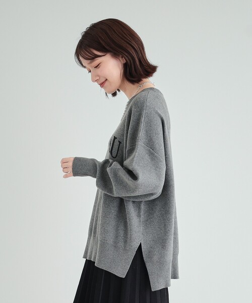 SHOO・LA・RUE（シューラルー）の「◆【洗える/S-LL/ちくちくしにくい】優しい風合いのロゴニット（ニット/セーター・レディース・ブルー/アイボリー/グレー/ブラウン系・02/01/03/04）」の8枚目の写真