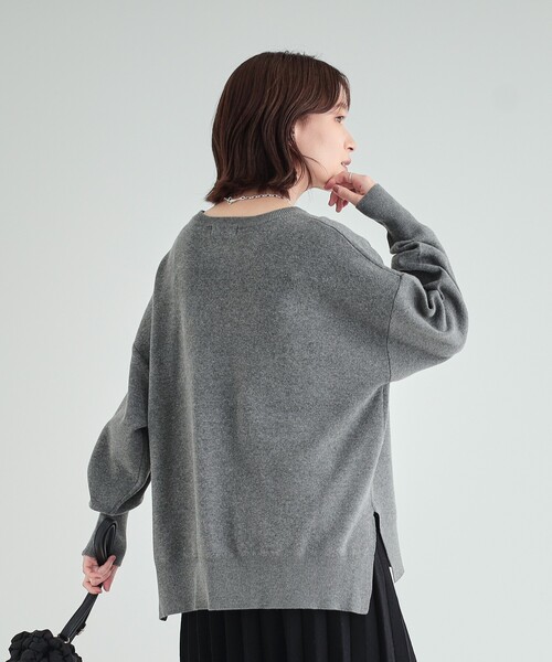 SHOO・LA・RUE（シューラルー）の「◆【洗える/S-LL/ちくちくしにくい】優しい風合いのロゴニット（ニット/セーター・レディース・ブルー/アイボリー/グレー/ブラウン系・02/01/03/04）」の9枚目の写真