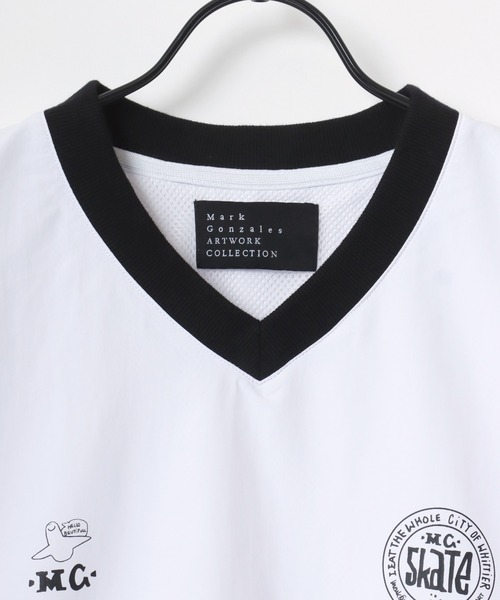 Mark Gonzales（マーク・ゴンザレス）の「MARK GONZALES ARTWORK COLLECTION/マークゴンザレス 別注 オーバーサイズ ユニフォームデザイン ゲームシャツ Vネック プルオーバー/トラックジャケット/アノラックジャケット/長袖/レディース メンズ（ナイロンジャケット・メンズ・ブラック/ホワイト/ライトグレー・M/L/XL）」の13枚目の写真