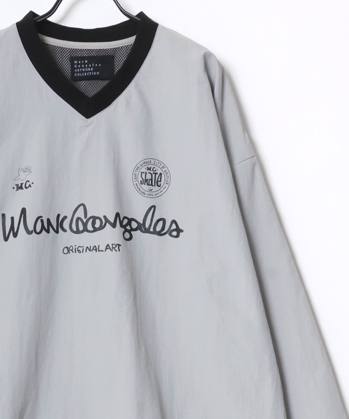 Mark Gonzales（マーク・ゴンザレス）の「MARK GONZALES ARTWORK COLLECTION/マークゴンザレス 別注 オーバーサイズ ユニフォームデザイン ゲームシャツ Vネック プルオーバー/トラックジャケット/アノラックジャケット/長袖/レディース メンズ（ナイロンジャケット・メンズ・ブラック/ホワイト/ライトグレー・M/L/XL）」の6枚目の写真
