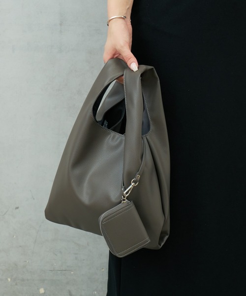 Actually（アクチュアリー）の「フェイクレザーマルシェバッグ ポーチ付き（ハンドバッグ・レディース・ライトグレー/ダークグレー/グリーン・フリー）」の2枚目の写真