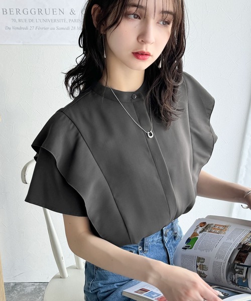 classicalelf(クラシカルエルフ)の「大人の可愛さを叶える。ラッフルフリルショルダーフレンチスリーブブラウス(シャツ/ブラウス・レディース・チャコール/ブルー/アイボリー/グレイッシュベージュ・X-LARGE/SMALL/MEDIUM/LARGE)」の5枚目の写真