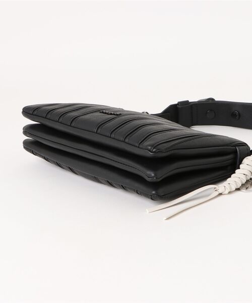 Desigual（デシグアル）の「【チャーム付き】ステッチパネルミニショルダーバッグ（ボディバッグ/ウエストポーチ・レディース・ブラック・FREE）」の3枚目の写真