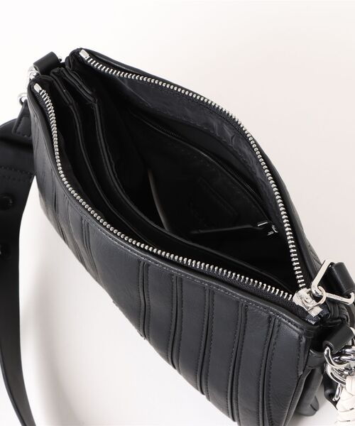 Desigual（デシグアル）の「【チャーム付き】ステッチパネルミニショルダーバッグ（ボディバッグ/ウエストポーチ・レディース・ブラック・FREE）」の4枚目の写真