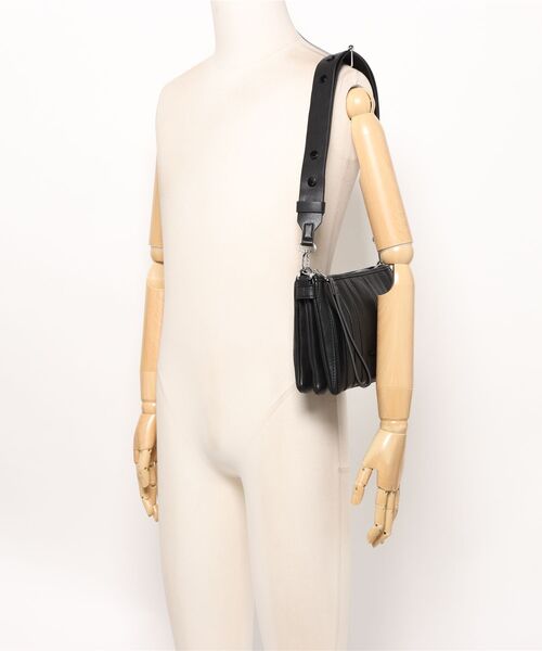 Desigual（デシグアル）の「【チャーム付き】ステッチパネルミニショルダーバッグ（ボディバッグ/ウエストポーチ・レディース・ブラック・FREE）」の5枚目の写真