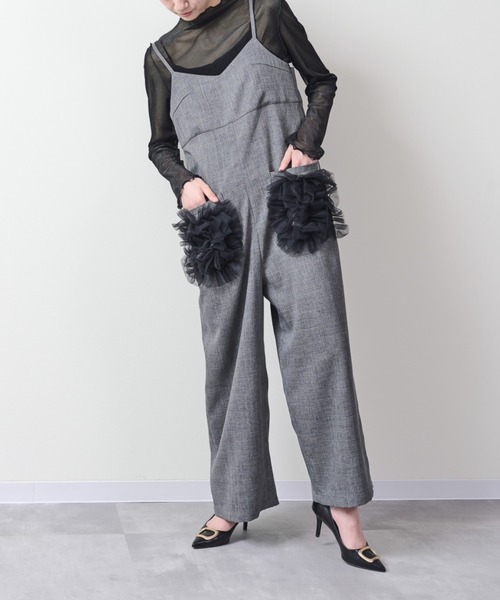 DOLLUPOOPS（ドールアップウップス）の「【定番オケージョンアイテム】ポケットチュールフリルモチーフ オールインワン（サロペット/オーバーオール・レディース・レンガ/チャコールグレー/ブラック・38）」の4枚目の写真