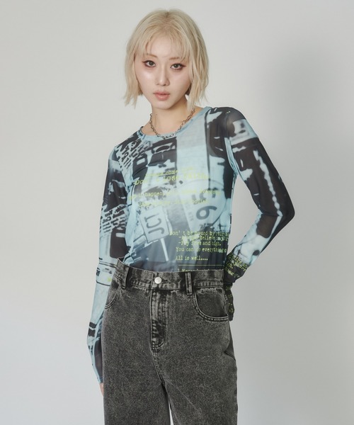 ENVYM(アンビー)の「プリントシアートップス(Tシャツ/カットソー・レディース・ブラック/ブルー・FREE)」の2枚目の写真