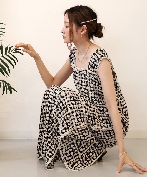 Bab(バブ)の「【XS~M 低身長向けサイズあり】クロシェロングワンピース(ワンピース・レディース・モカ/ベージュ系その他/ベージュ×ブラック/チャコールグレー/イエロー/ホワイト系その他/ブラック・MEDIUM/SMALL/X-SMALL)」の8枚目の写真