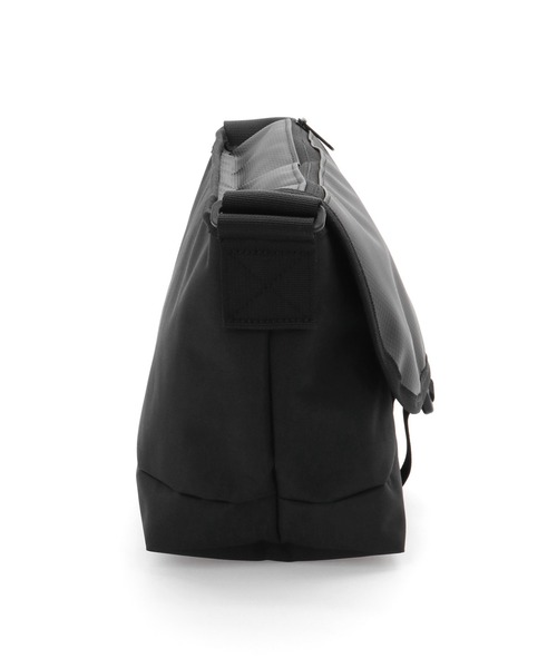 Manhattan Portage（マンハッタンポーテージ）の「Pacific Nylon Messenger Bag JR Flap Zipper Pocket W/ Divider（メッセンジャーバッグ・メンズ・ブラック・SMALL）」の3枚目の写真