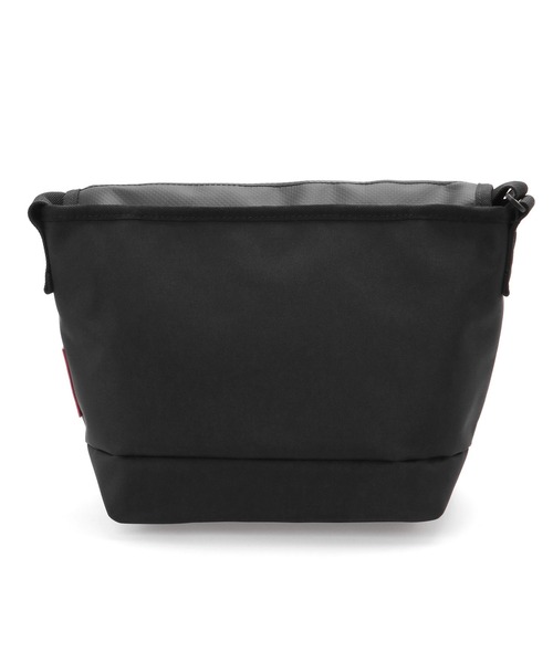 Manhattan Portage（マンハッタンポーテージ）の「Pacific Nylon Messenger Bag JR Flap Zipper Pocket W/ Divider（メッセンジャーバッグ・メンズ・ブラック・SMALL）」の4枚目の写真