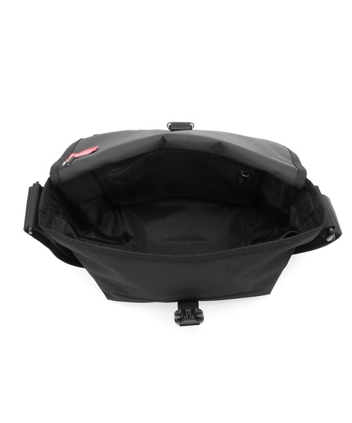 Manhattan Portage（マンハッタンポーテージ）の「Pacific Nylon Messenger Bag JR Flap Zipper Pocket W/ Divider（メッセンジャーバッグ・メンズ・ブラック・SMALL）」の6枚目の写真