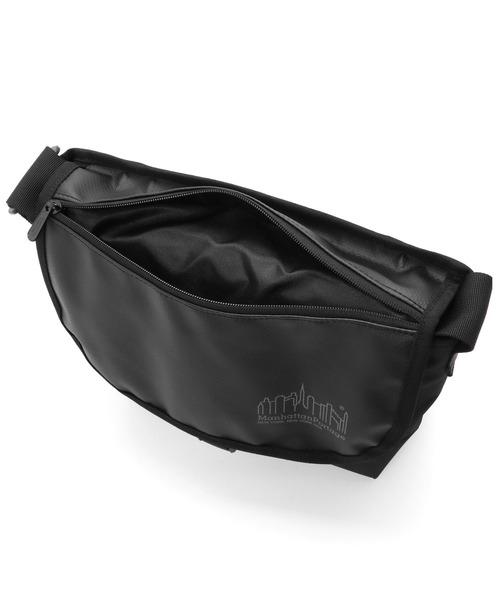 Manhattan Portage（マンハッタンポーテージ）の「Pacific Nylon Messenger Bag JR Flap Zipper Pocket W/ Divider（メッセンジャーバッグ・メンズ・ブラック・SMALL）」の7枚目の写真