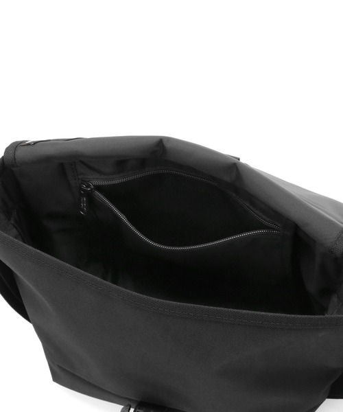 Manhattan Portage（マンハッタンポーテージ）の「Pacific Nylon Messenger Bag JR Flap Zipper Pocket W/ Divider（メッセンジャーバッグ・メンズ・ブラック・SMALL）」の8枚目の写真