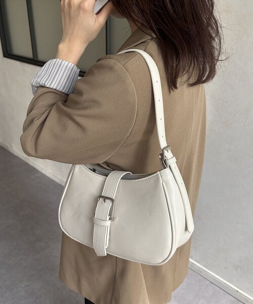 Thevon(ゼボン)の「ベルト付きワンハンドルバッグ(ボストンバッグ・レディース・ダークブラウン/ブラック/アイボリー・FREE)」の1枚目の写真